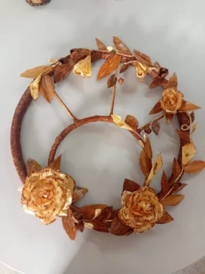 Coroa Artesanal Grega em Bambu e Fibra de Bananeira – Elegância Natural com Espírito Clássico